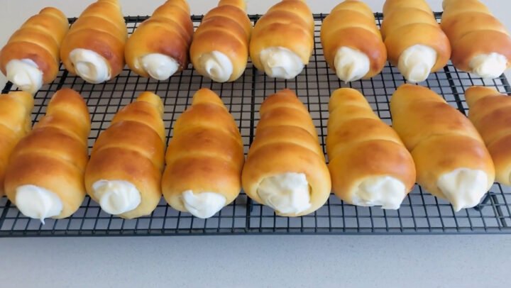 Bánh mì ốc quế nhân kem vàng ươm hấp dẫn