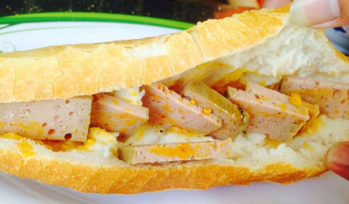 Bánh mì ông Tý Quang Trung với phần nhân chả lụa đầy đặn