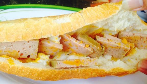 Bánh mì Ông Tý với nhân chả bò đặc biệt