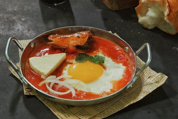 Bánh mì ốp la chảo với đa dạng topping như xúc xích, pate và hành tây