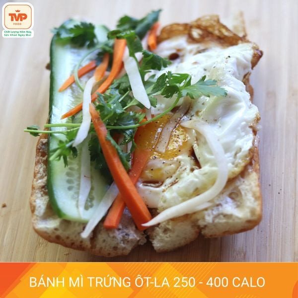 Bánh mì ốp la đơn giản, một lựa chọn phổ biến có thể cân nhắc khi tìm hiểu bánh mì hội an bao nhiêu calo.