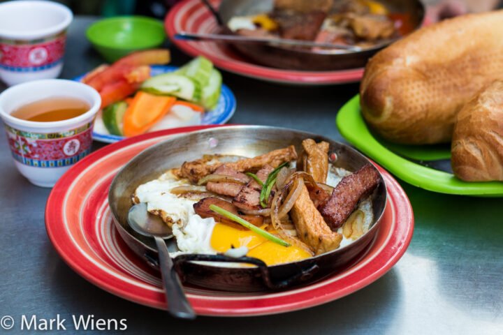 Bánh mì ốp la Việt Nam bữa sáng truyền thống