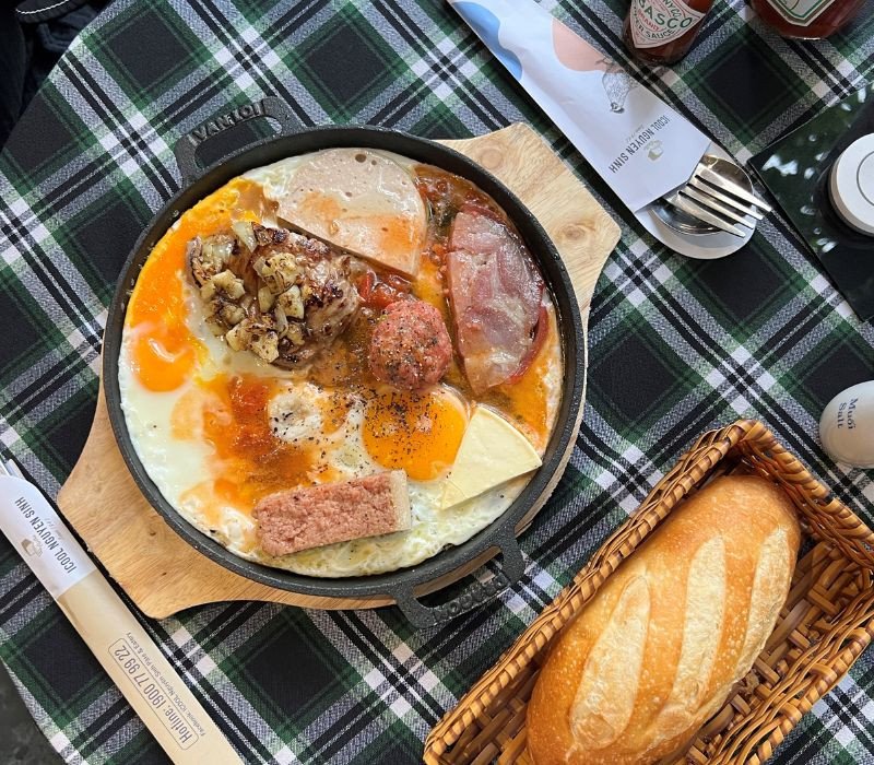 Bánh mì pate gan ngỗng trứ danh tại cửa hàng Nguyên Sinh Hà Nội