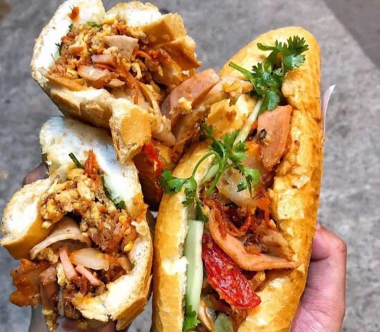 Bánh mì pate Hà Nội với đầy đủ nhân