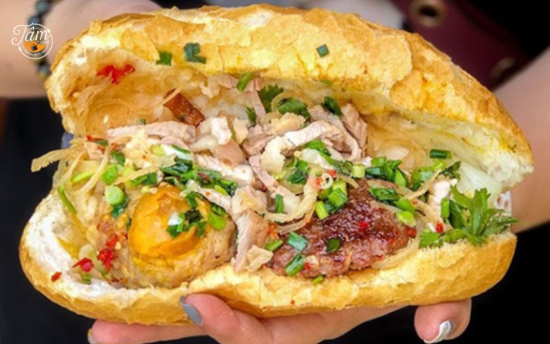 Bánh mì pate thập cẩm thành phẩm hấp dẫn