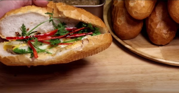 Bánh mì pate thịt lợn hoàn chỉnh với trứng ốp la và rau thơm