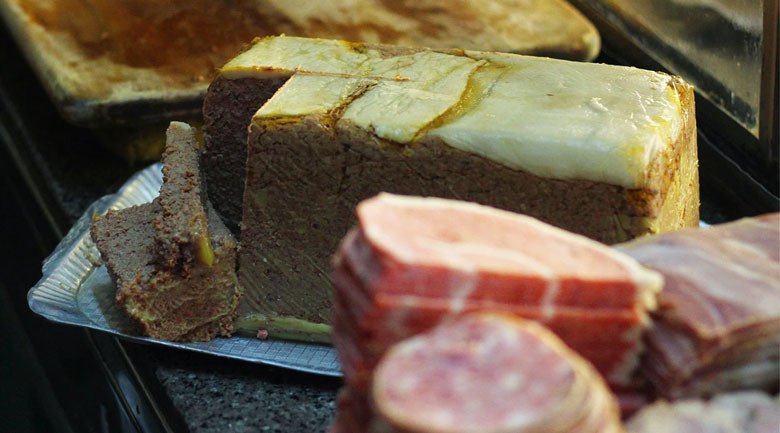 Bánh mì pate thơm lừng, một món ăn quen thuộc và đặc trưng của ẩm thực Hà Nội