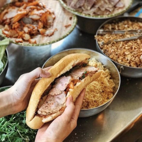 Bánh mì pate thơm lừng tại tiệm Lãn Ông trên phố Chả Cá Hà Nội