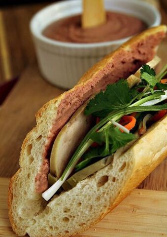 Bánh mì pate thơm ngon, bữa sáng dinh dưỡng tại nhà