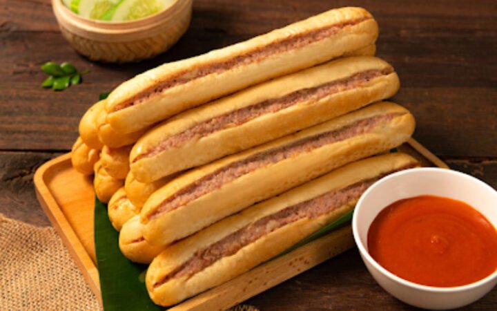 Bánh mì pate thơm ngon được bọc kín trong túi, kéo dài thời gian bảo quản