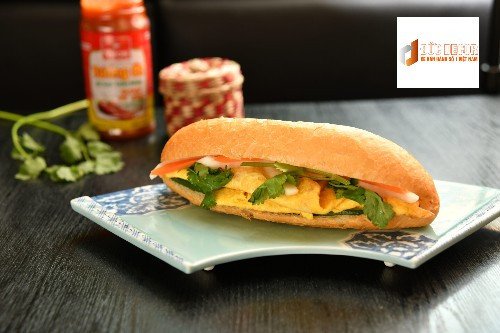 Bánh mì pate trứng béo ngậy