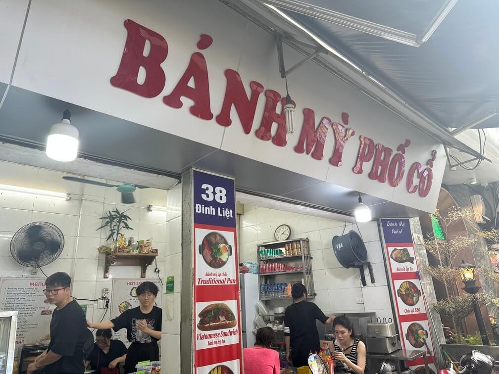 Bánh mì patê trứng và gà tại Bánh Mỳ 38 Đinh Liệt