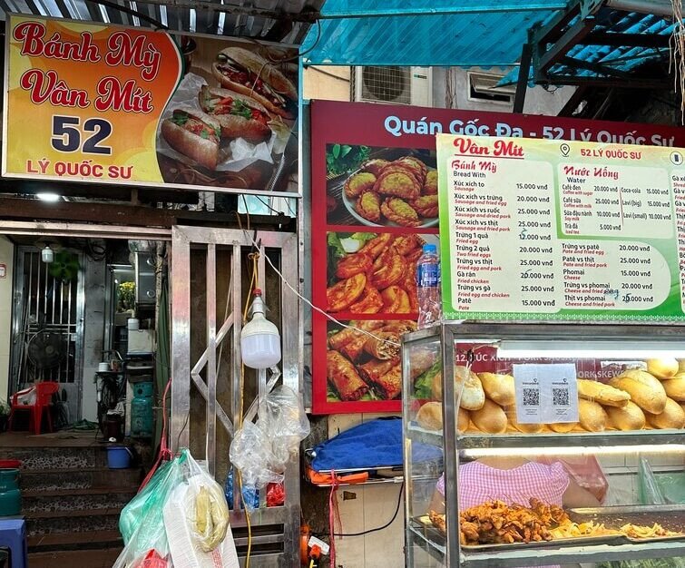 Bánh mì pate và thịt heo chiên tại Vân Mít