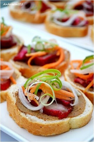 Bánh mì pate xá xíu cắt lát bày trí đẹp mắt