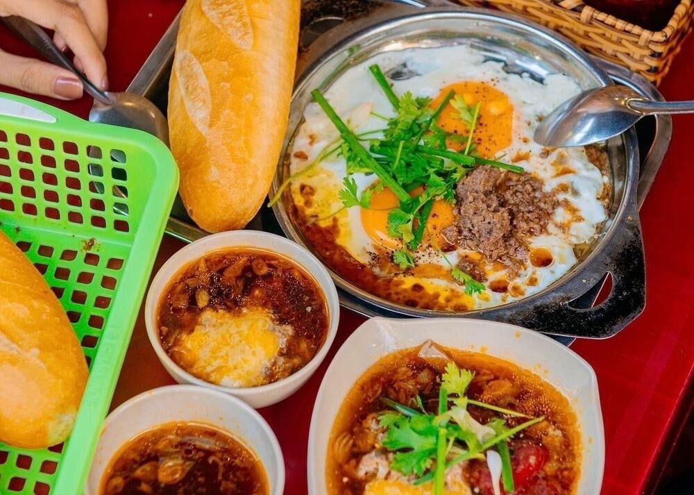 Bánh mì phá lấu đầy đặn topping, ngon miệng tại Quy Nhơn