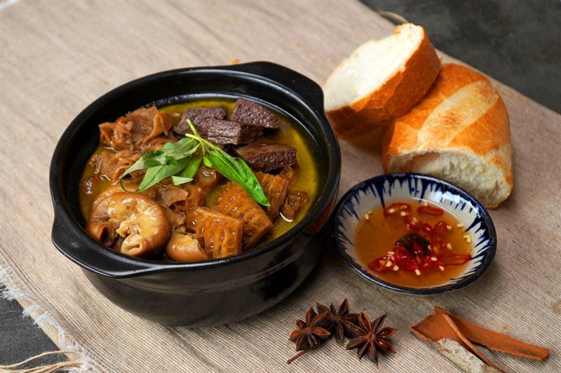 Bánh mì phá lấu Sài Gòn với các loại lòng heo đậm đà