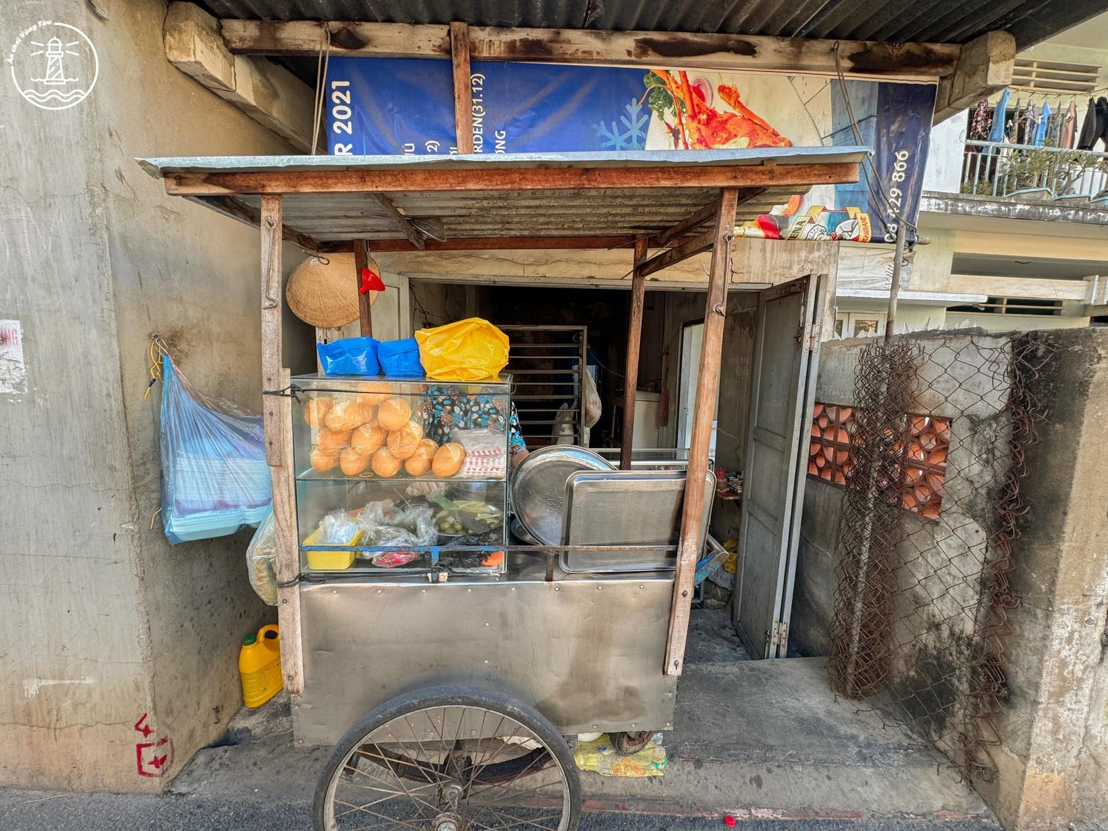 Bánh mì phá lấu Vũng Tàu giòn rụm