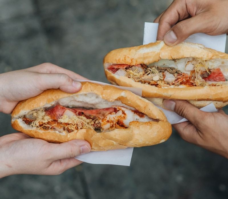 Bánh mì phố cổ Đinh Liệt giòn rụm với nhân thịt nướng mắm thơm lừng