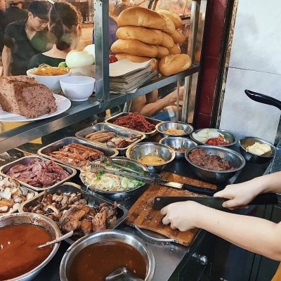 Bánh mì Phố Cổ truyền thống với đầy đủ chả, pate, thịt nướng