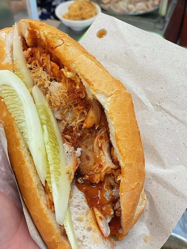 Bánh mì Phố Huế nổi bật với pate và các loại thịt nguội truyền thống