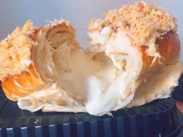 Bánh mì phô mai chà bông độc đáo tại Maika TPHCM