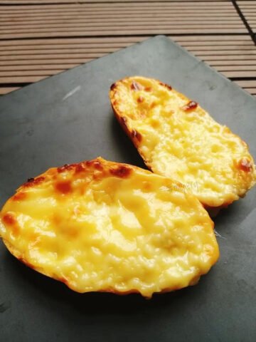 Bánh mì phô mai hồng hạnh với lớp sốt vàng ươm, hấp dẫn