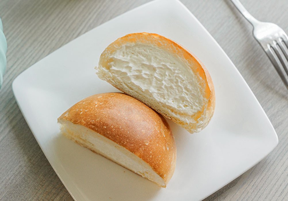 bánh mì phô mai kem trắng nguyên vẹn trên khay