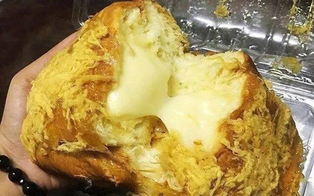 Bánh mì phô mai tan chảy trứng muối chà bông tại Nini Snack Corner