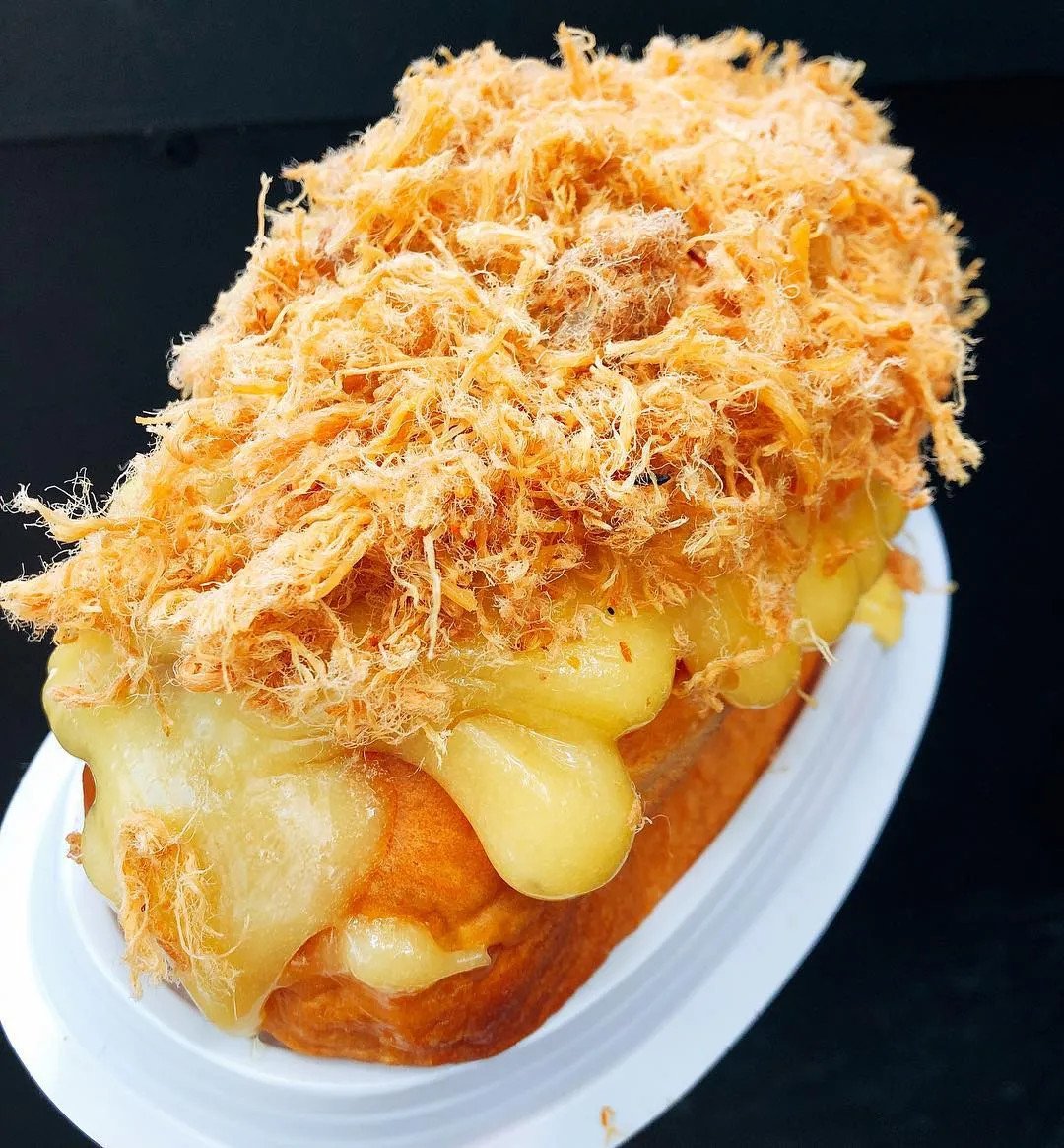 Bánh mì phô mai tươi mới được làm theo đơn đặt hàng