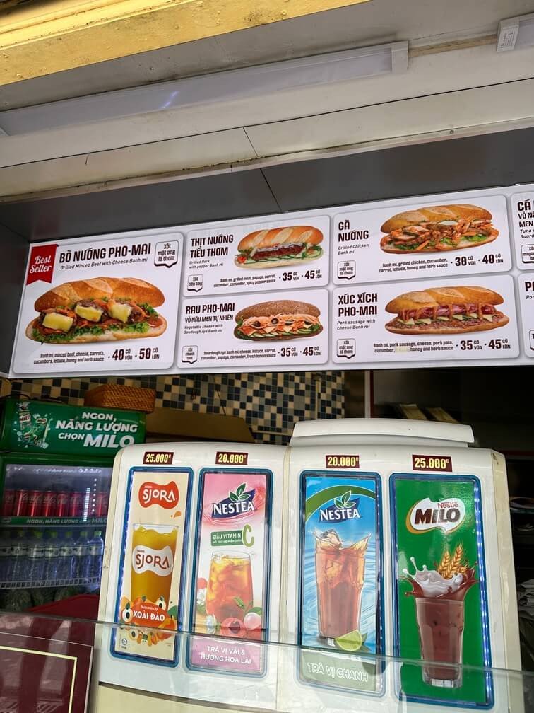 Bánh mì Phố với nhân xúc xích và phô mai