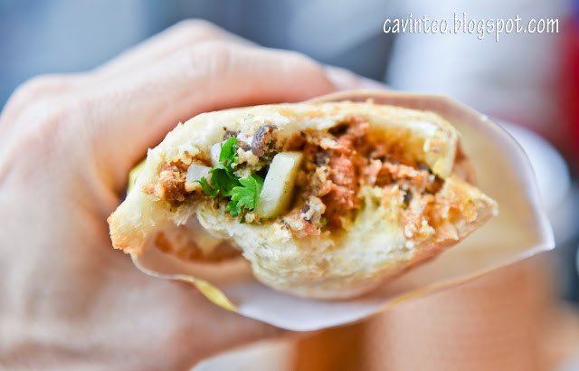 Bánh mì Phú Quý với đậu phộng giã và các thành phần khác