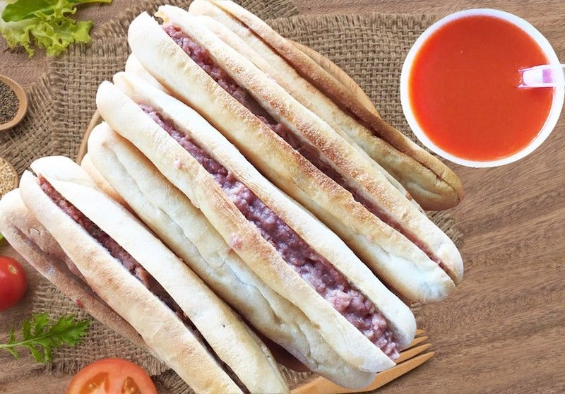 Bánh mì que Bà Già Đà Nẵng với lớp bơ vàng ươm, chà bông và pate béo ngậy