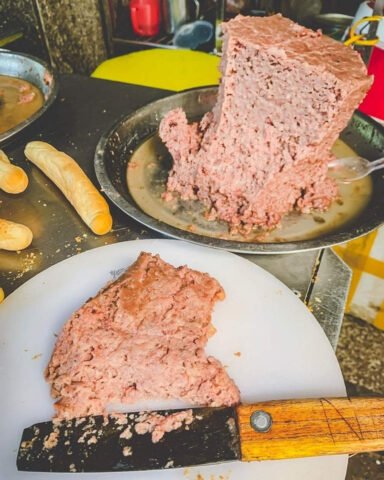 Bánh mì que Bà Già Hải Phòng vàng ươm, hấp dẫn