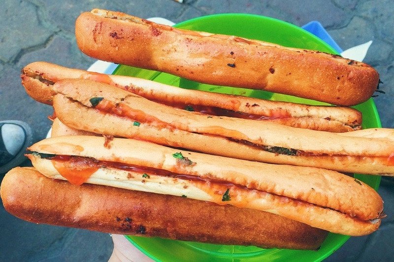 Bánh mì que Cô Nhi Đà Nẵng với các loại nhân độc đáo như sốt bò tiêu và gà xé