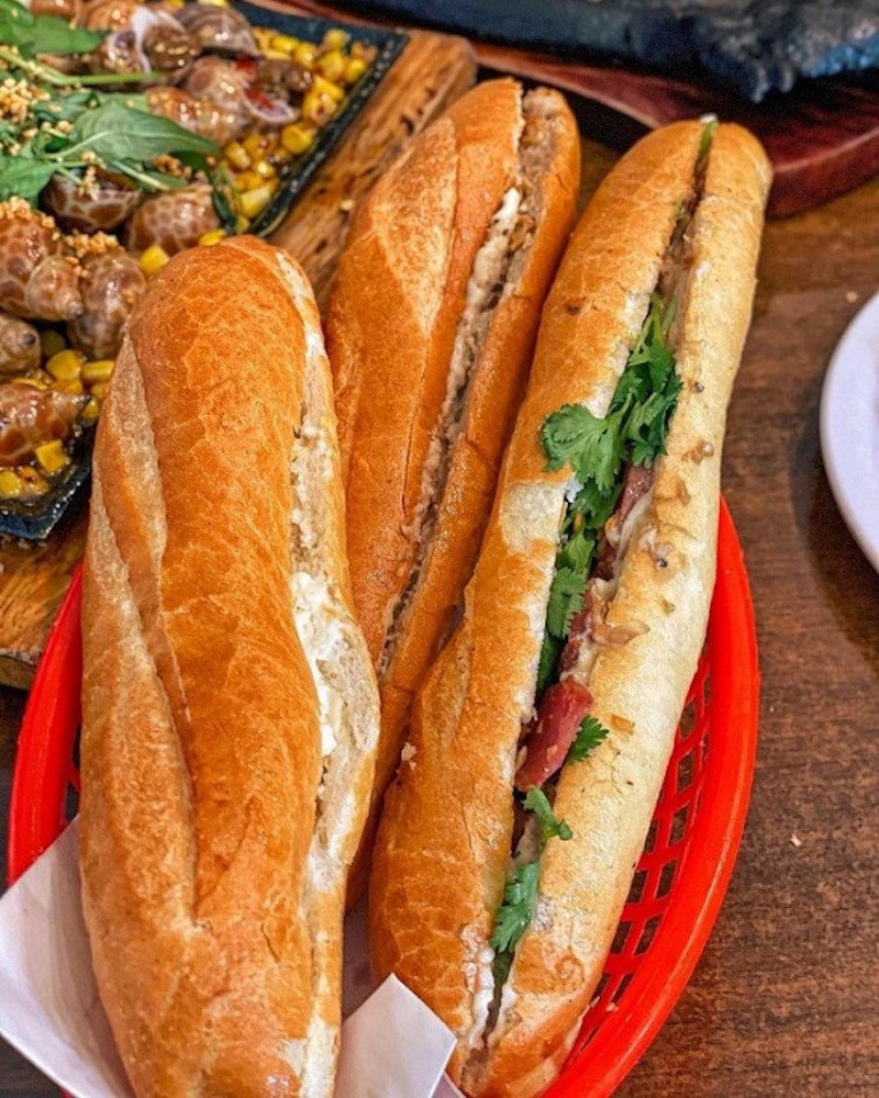 Bánh mì que Đồng Tiến thơm lừng với nhân đa dạng và hấp dẫn