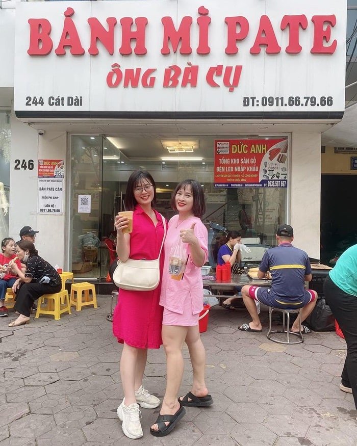 Bánh mì que giòn rụm với pate nhà làm tại Tiệm Ông Bà Cụ Hải Phòng