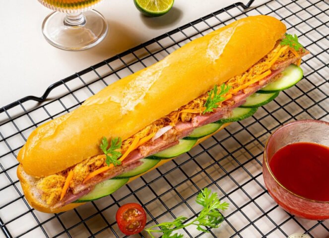 Bánh mì que giòn tan trên khay