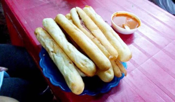 Bánh mì que Hải Phòng nóng giòn, chấm tương ớt cay đặc trưng, hình ảnh gần gũi món ăn đường phố.
