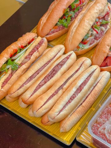 Bánh mì que Hải Phòng với pate thơm ngon, món ăn vặt được yêu thích ở Hà Nội