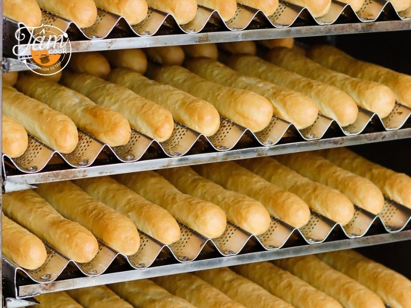 Bánh mì que không nhân được biến tấu thành bữa sáng ngon miệng với trứng ốp la và pate.