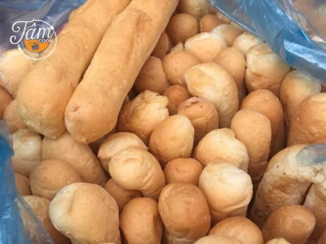 Bánh mì que không nhân giòn rụm, sẵn sàng để biến tấu thành các món ăn hấp dẫn.