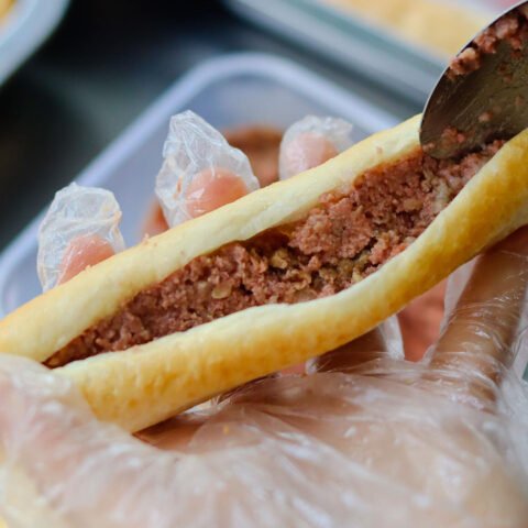 Bánh mì que Lê Lợi Hải Phòng giòn rụm với nhân pate béo ngậy
