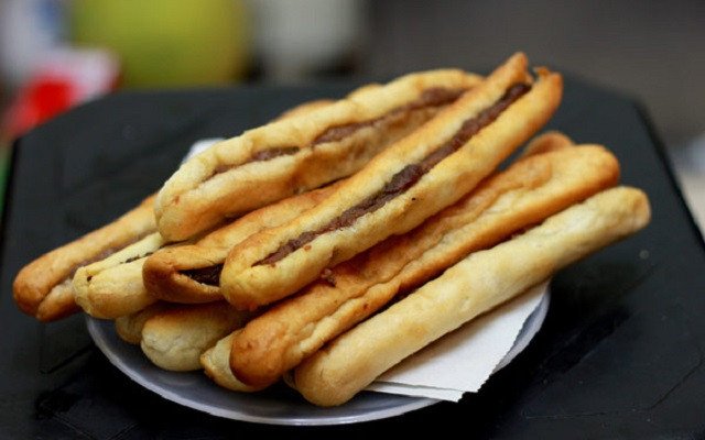 Bánh mì que Nam Định với nhân pate béo ngậy, món ăn vặt được yêu thích