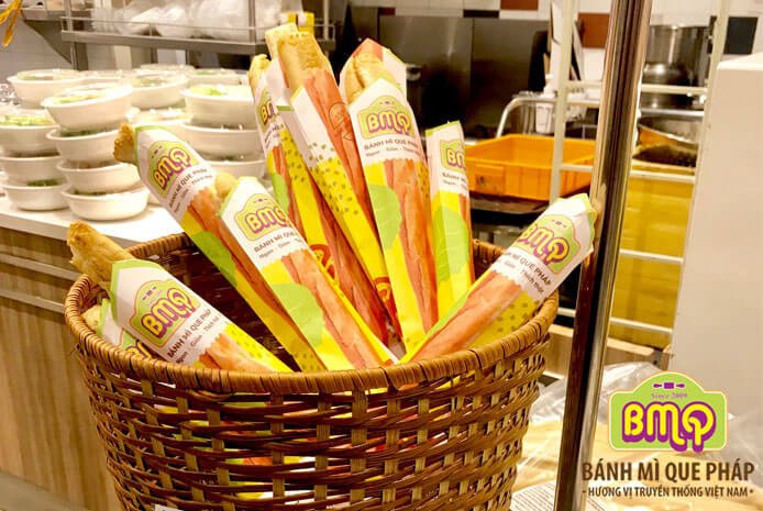Bánh mì que nóng giòn sau khi nướng sẵn sàng phục vụ