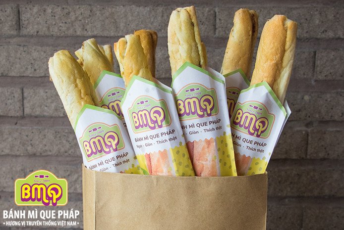 Bánh mì que Pháp thơm ngon với bánh mì nóng giòn, pate béo béo cùng sốt ớt cay nhẹ