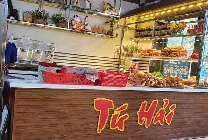 Bánh mì que Tứ Hải Đà Nẵng nổi tiếng với lớp pate bơ thơm lừng