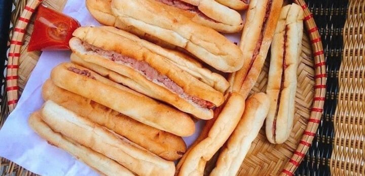 Bánh mì que Tứ Hải Đà Nẵng nóng giòn, nhân pate béo ngậy