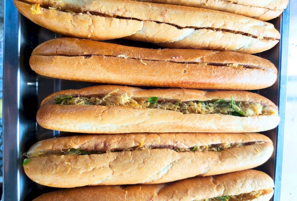 Bánh mì que Tý Muội với pate và sốt trứng bơ, địa điểm nổi tiếng với người dân Đà Nẵng