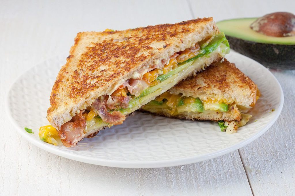 Bánh mì sandwich bơ và rau xanh