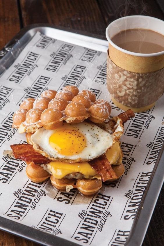 Bánh mì sandwich được gói cẩn thận bằng giấy, sẵn sàng phục vụ.